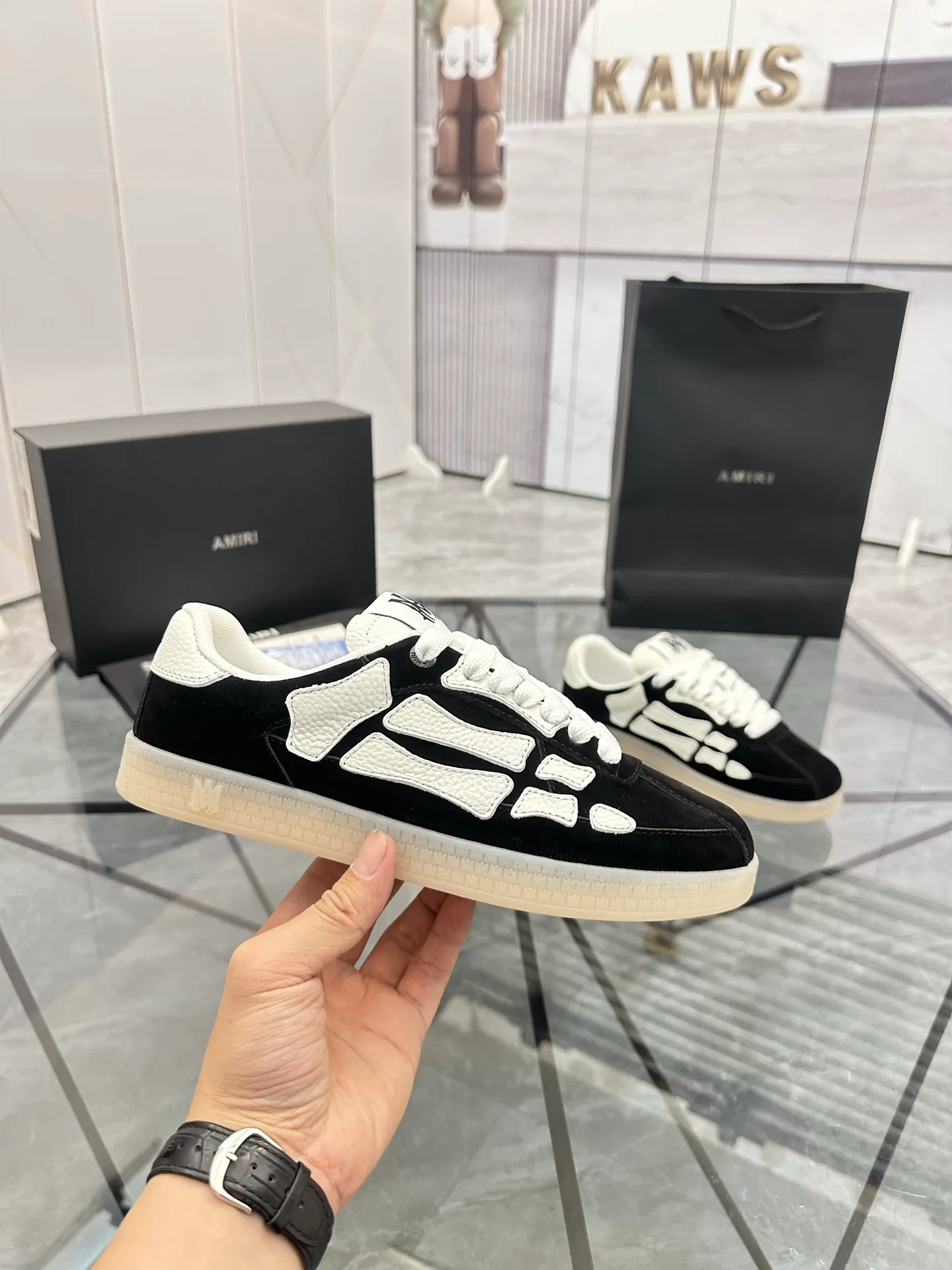 Men's shoes: 💰P600¥ Top quality in Guangzhou Product trademark: AMIRI* "Amir*" low-top casual shoes Regular size: 39-44 (can be customized to 45) Product material: Upper imported first-layer cowhide spliced ​​nubuck leather, breathable lining, original outsole. Number: 525